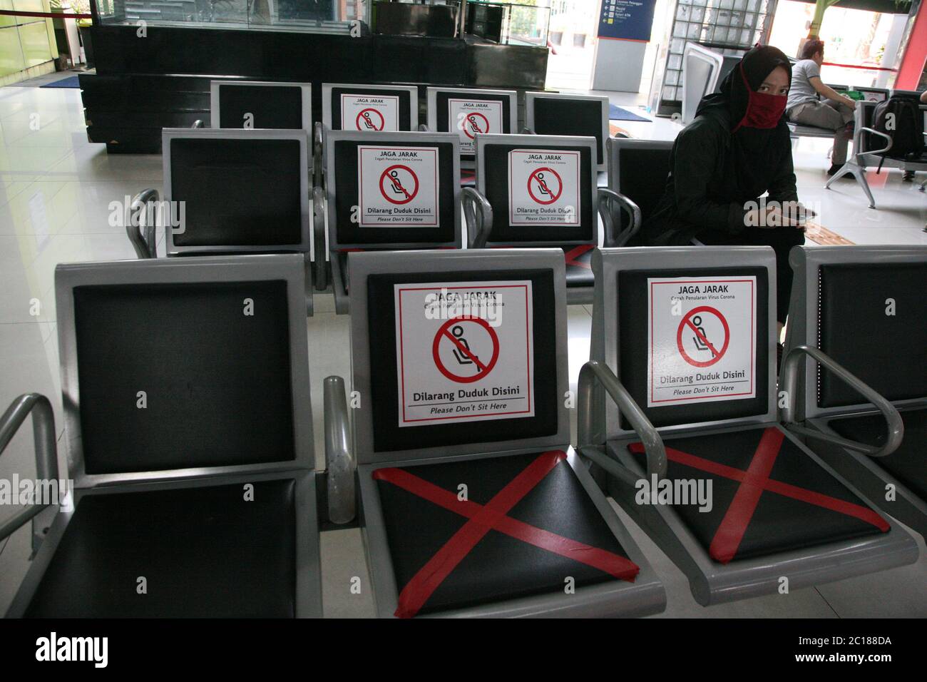 Jakarta, Indonesien. Juni 2020. (6/14/2020) Zugpassagiere tragen Masken am Bahnhof Gambir, Jakarta. Es gibt eine Reihe von Verfahren und Anforderungen, die Passagiere erfüllen müssen, um den Eisenbahntransportmodus nutzen zu können, um die Ausbreitung des Corona-Virus zu antizipieren (Foto: Kuncoro Widyo Rumpoko/Pacific Press/Sipa USA) Quelle: SIPA USA/Alamy Live News Stockfoto