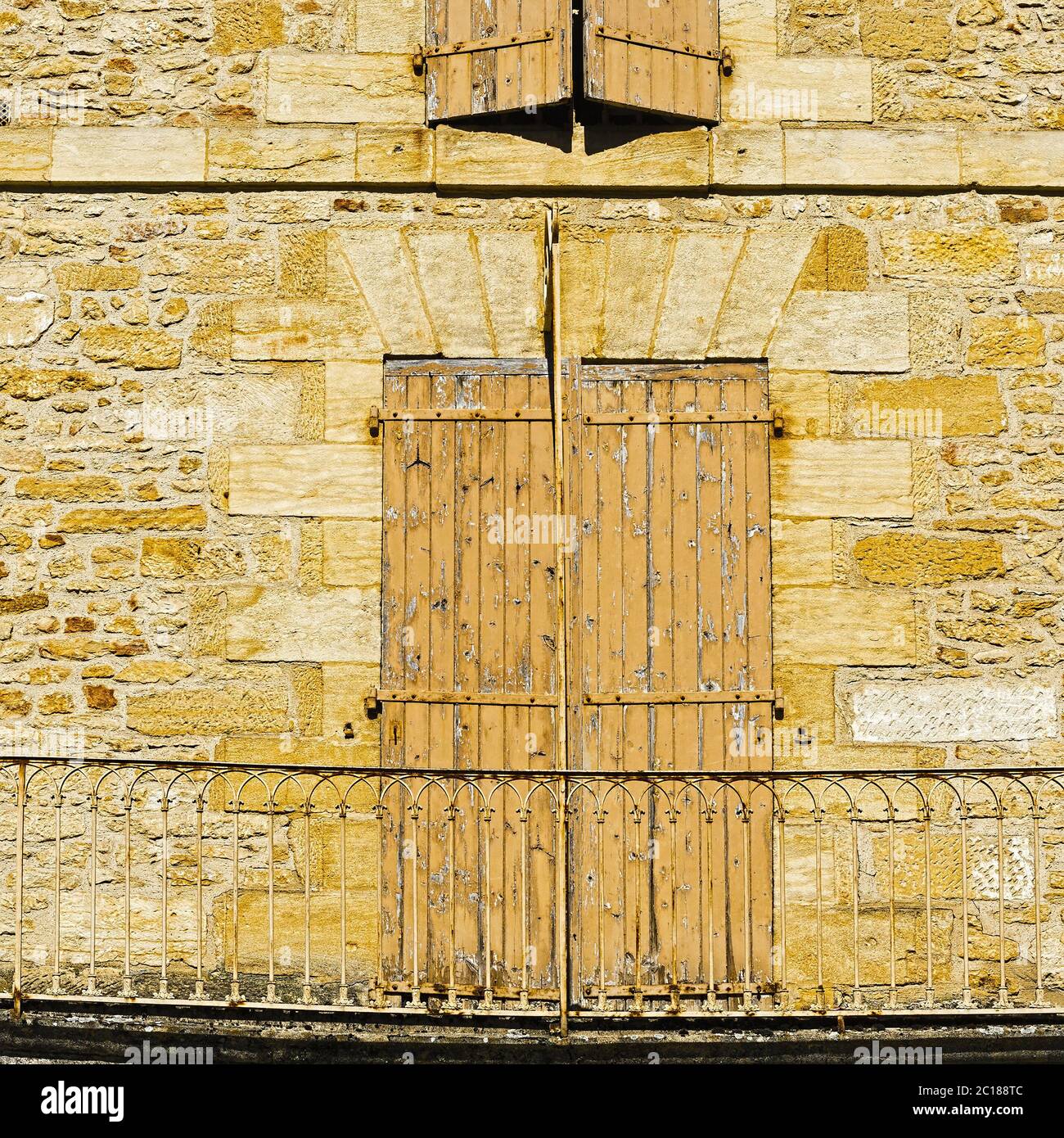 Windows mit geschlossenem Verschluss Stockfoto