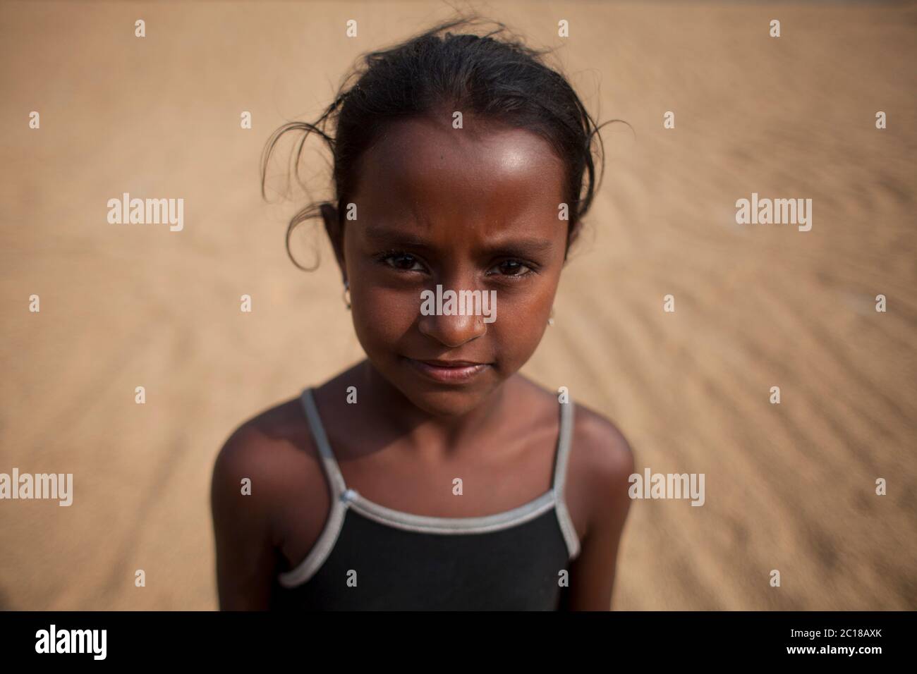 Zhumu im Alter von 11 Jahren arbeitet in einer Reisverarbeitungsfabrik und verdient 50 Taka (0.65 USD) pro Tag. Kinderarbeiter in der Reisverarbeitungsfabrik arbeitete, dass helfen Stockfoto