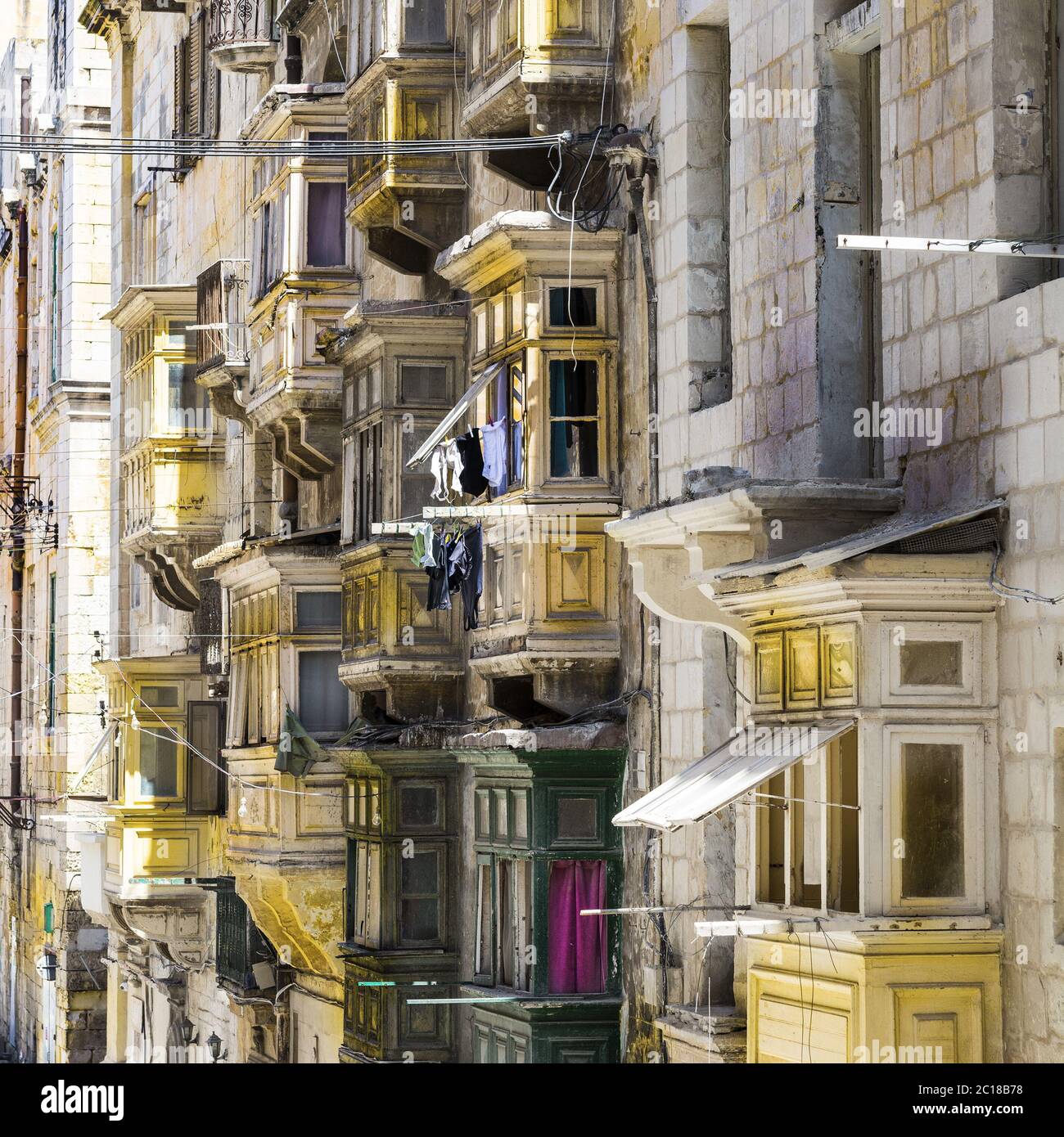 Maltesische Balkone in Valletta. Stockfoto