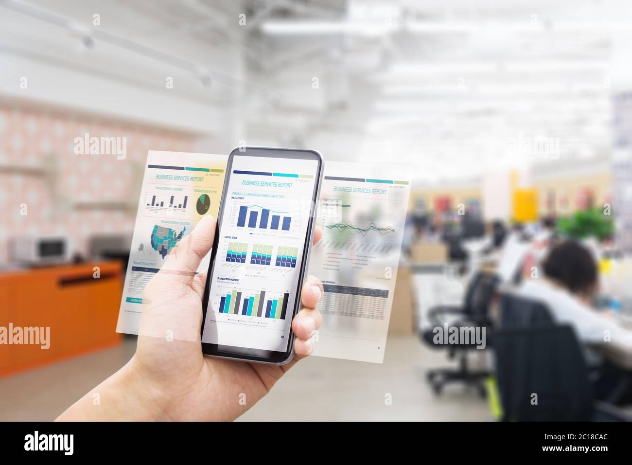 Smart Phone mit Mobile Office in modernen Büro Stockfoto