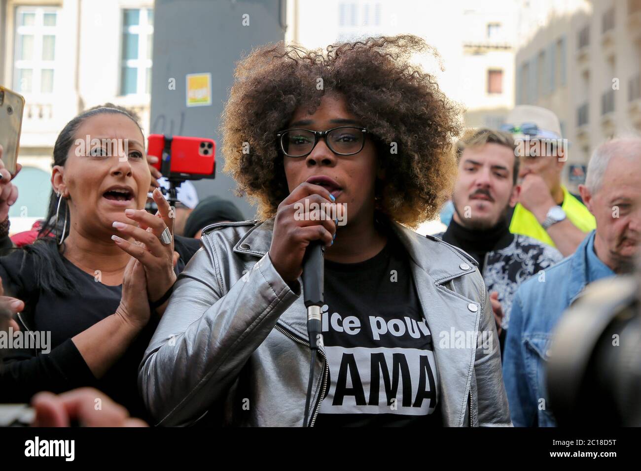 Marseille, Frankreich. Juni 2020. Während der Demonstration spricht Adama Traorés Schwester zu den Demonstranten: Tausende von Menschen gingen auf die Straßen mehrerer Städte Frankreichs, um gegen Rassismus und Polizeibrutalität zu protestieren und Gerechtigkeit für Adama Traoré zu fordern, einen 24-jährigen jungen Mann, der vor vier Jahren von der Polizei getötet wurde. Kredit: SOPA Images Limited/Alamy Live Nachrichten Stockfoto