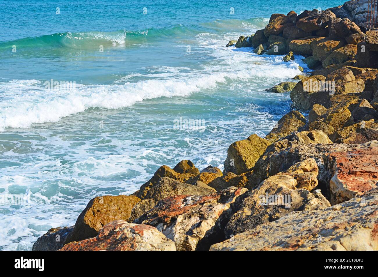 Meereswellen brechen Steine im Norden Israels Stockfoto