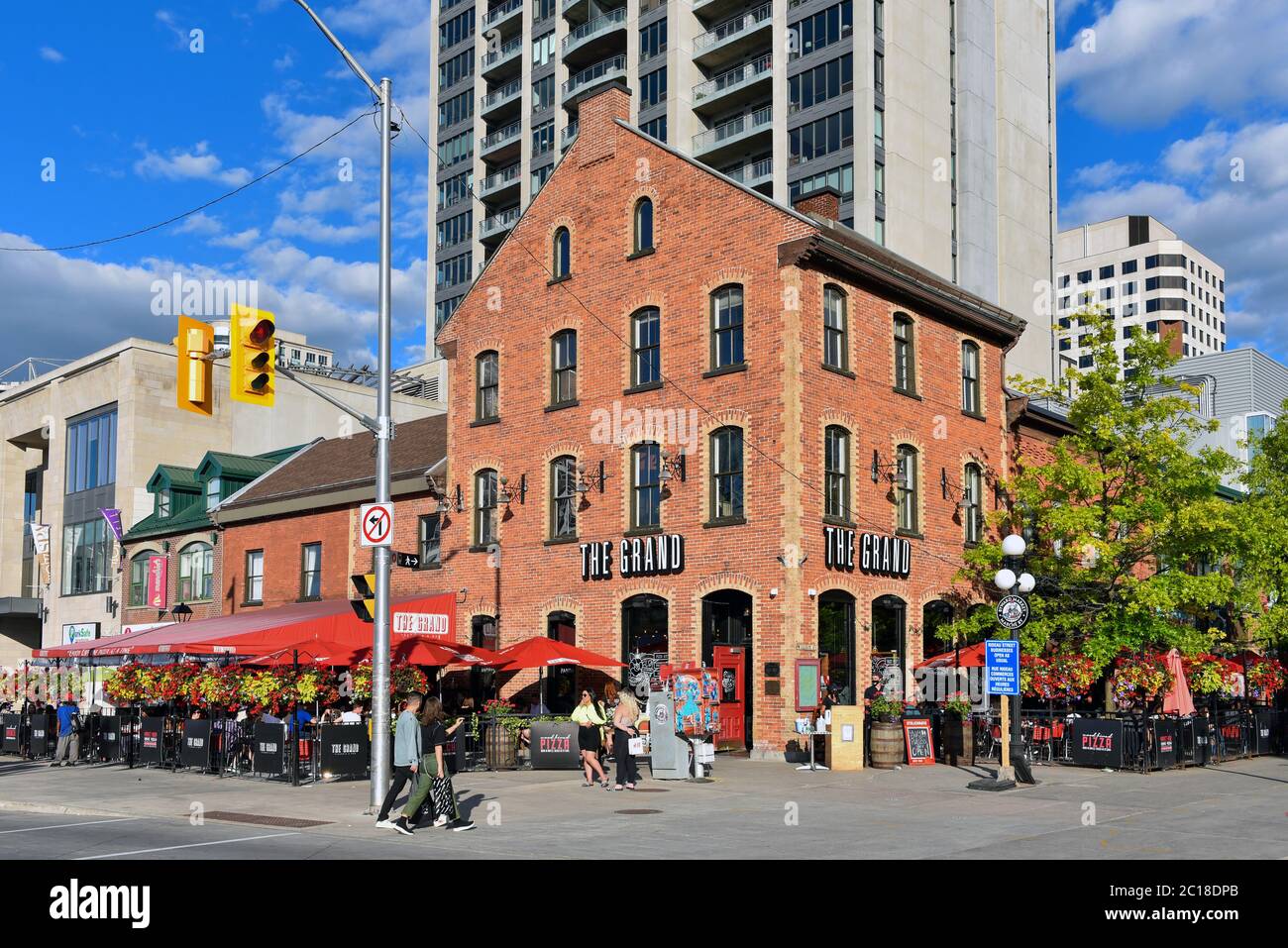 Ottawa, Kanada - 14. Juni 2020: Menschen strömen auf Terrassen, wie die in der Grand Pizzeria und Bar, während des ersten Wochenendes ist das Essen auf der Terrasse erlaubt Stockfoto