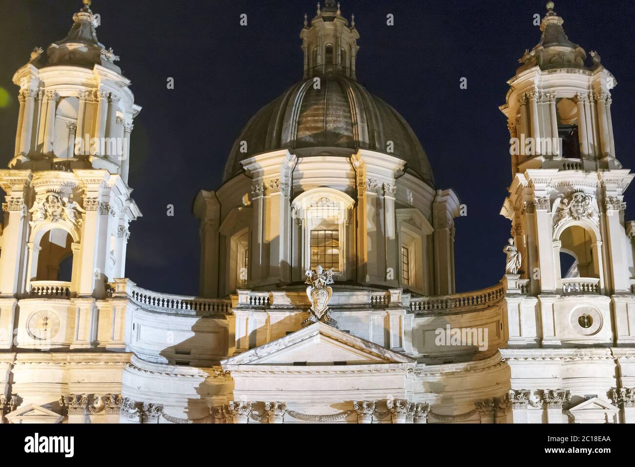 Nacht Frontalansicht der Kirche Saint Agnese auf der Piazza Navona, Rom Stockfoto
