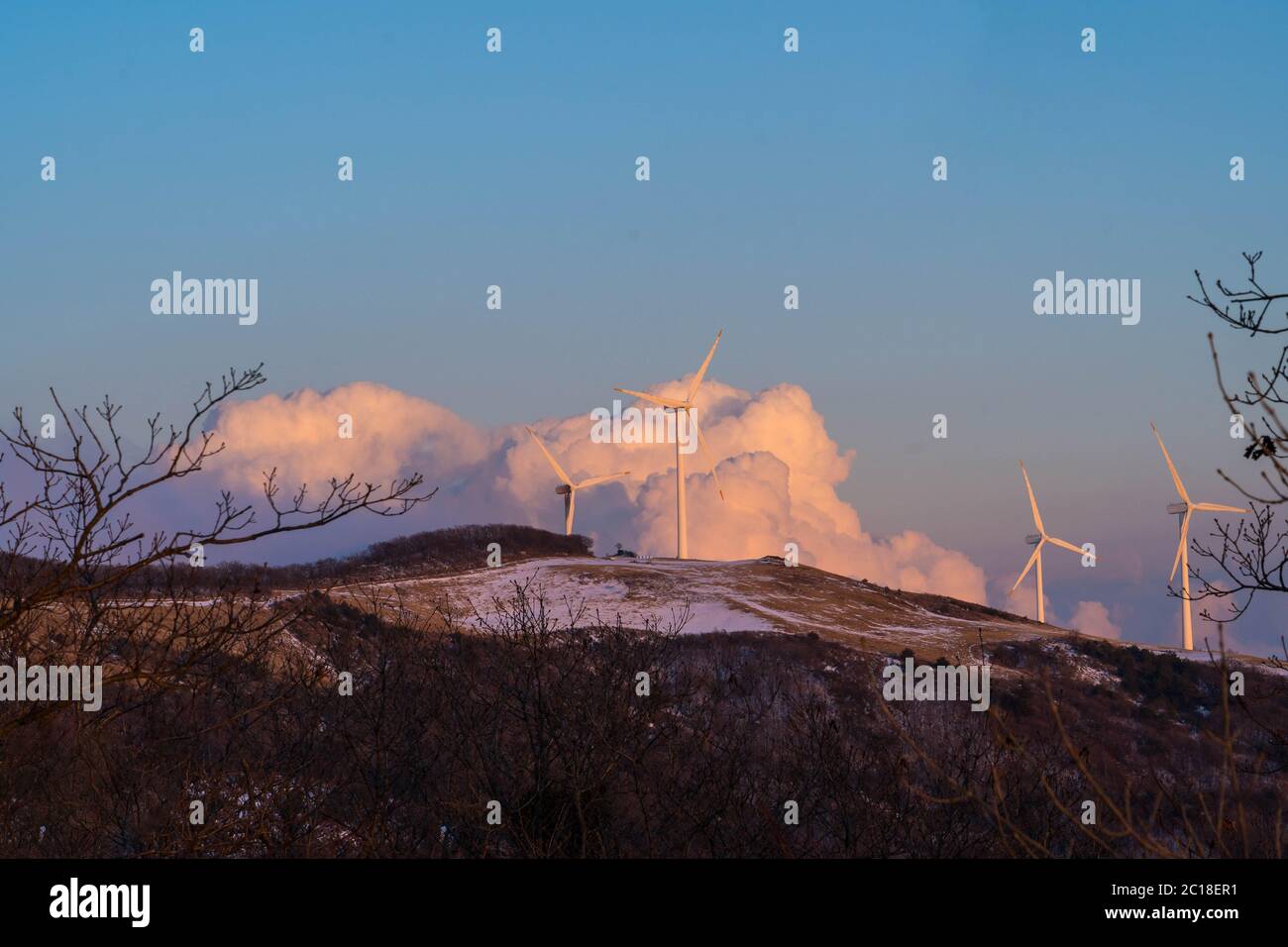 Windturbinen auf den Bergen mit erstaunlichen Wolke in Gangwon-do, Südkorea Stockfoto