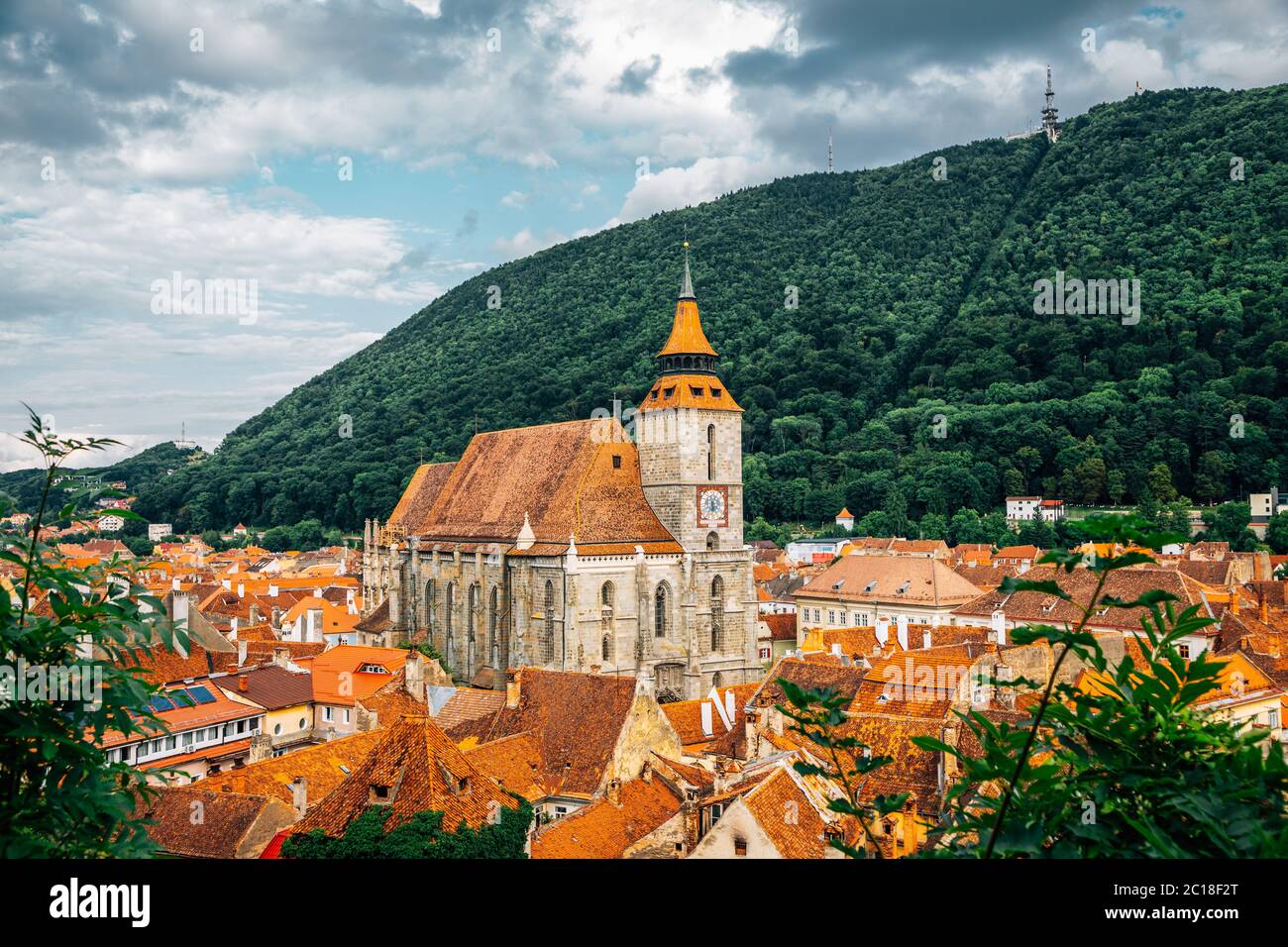 Mittelalterliche Altstadt Panoramablick mit schwarzer Kirche und Tampa Berg in Brasov, Rumänien Stockfoto Mittelalterliche Altstadt Panoramablick mit schwarzer Kirche und Tampa Berg in Brasov, Rumänien Stockfoto