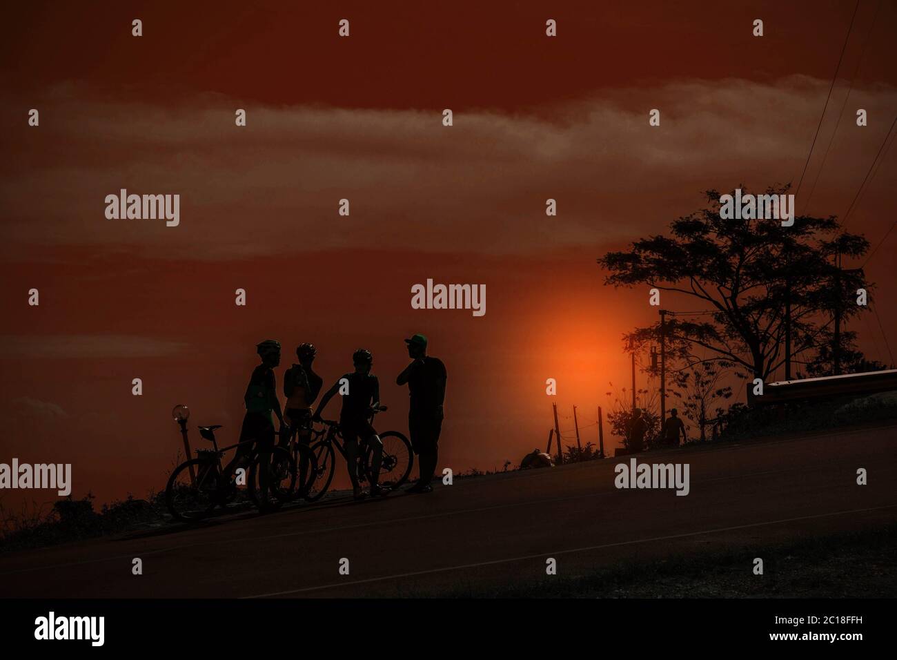 Die Radfahrer hielten an, um sich bei Sonnenuntergang auszuruhen. Stockfoto