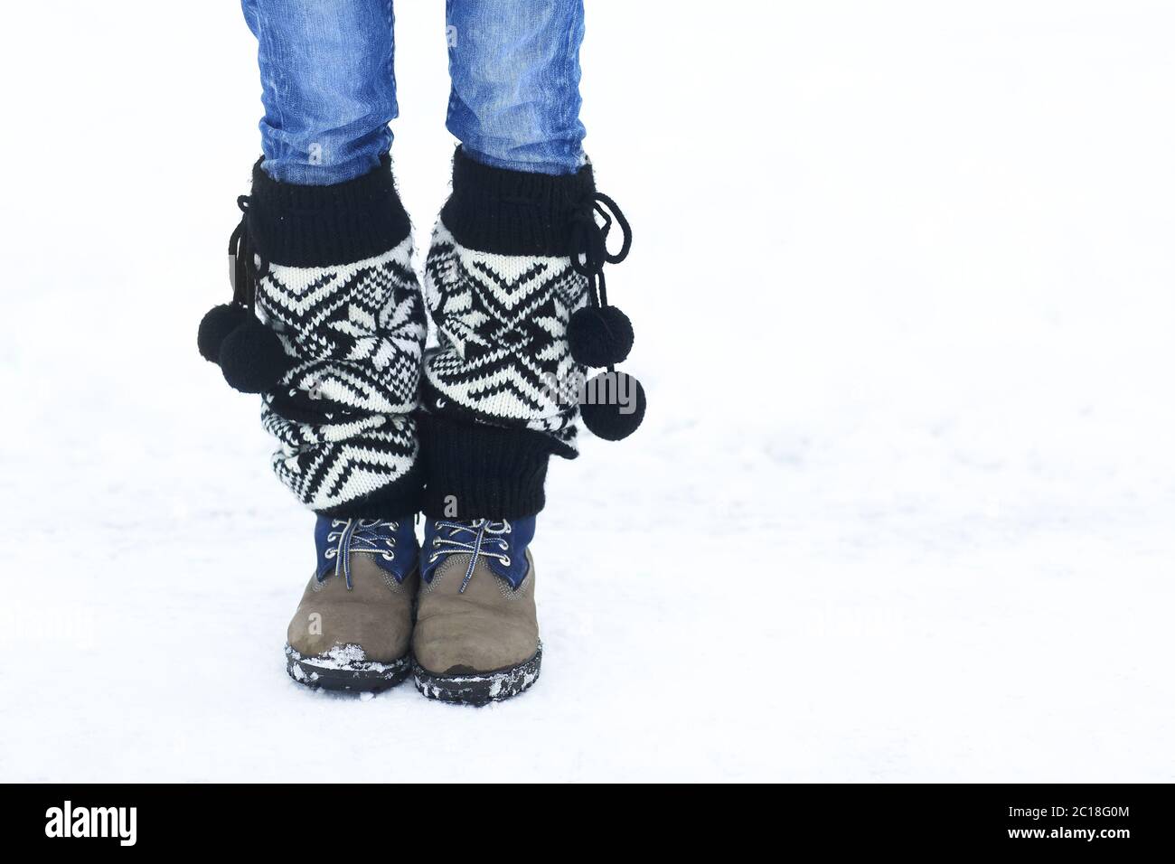 Beine der Frau, die im Winterpark mit Kopie Raum für einen Text zu Fuß Stockfoto