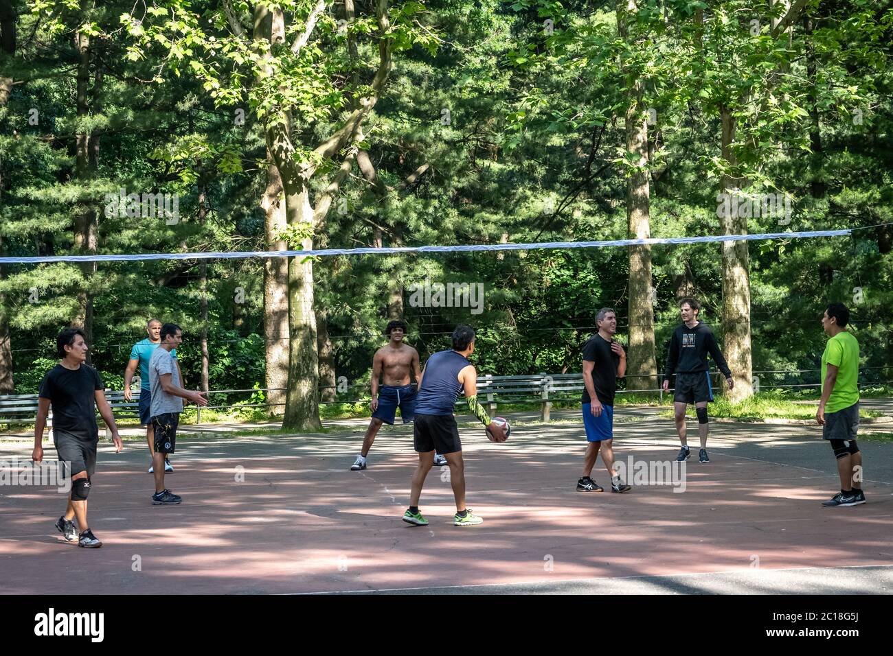 New York, USA. Juni 2020. Im Central Park spielen die Leute Volleyball, während die Stadt die Einschränkungen des Coronavirus-Ausbruchs lockert. Quelle: Enrique Shore/Alamy Live News Stockfoto