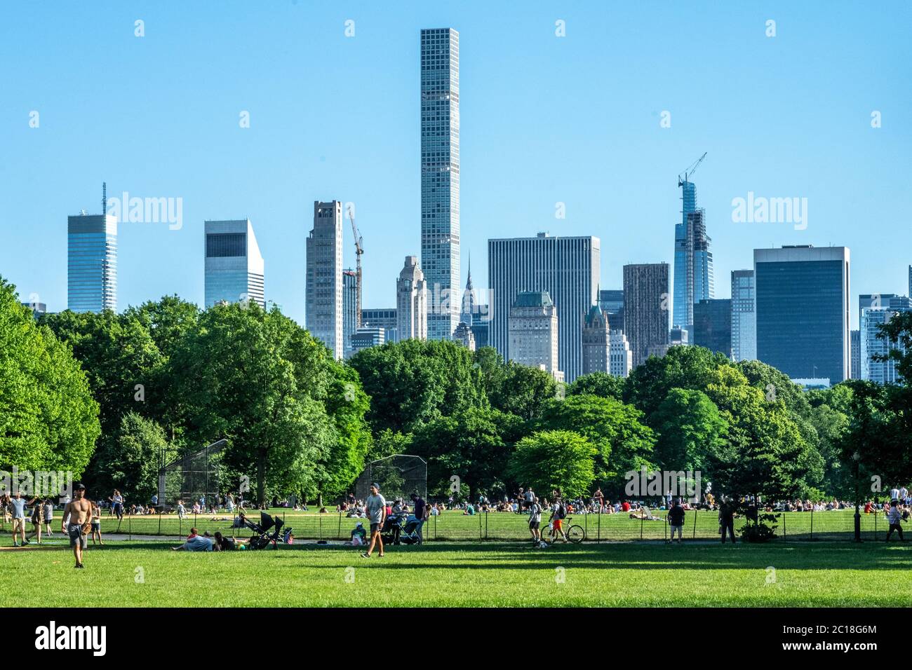 New York, USA. Juni 2020. Die Menschen drängen Central Park, wie die Stadt lockert Einschränkungen durch den Coronavirus Ausbruch gesetzt. Quelle: Enrique Shore/Alamy Live News Stockfoto