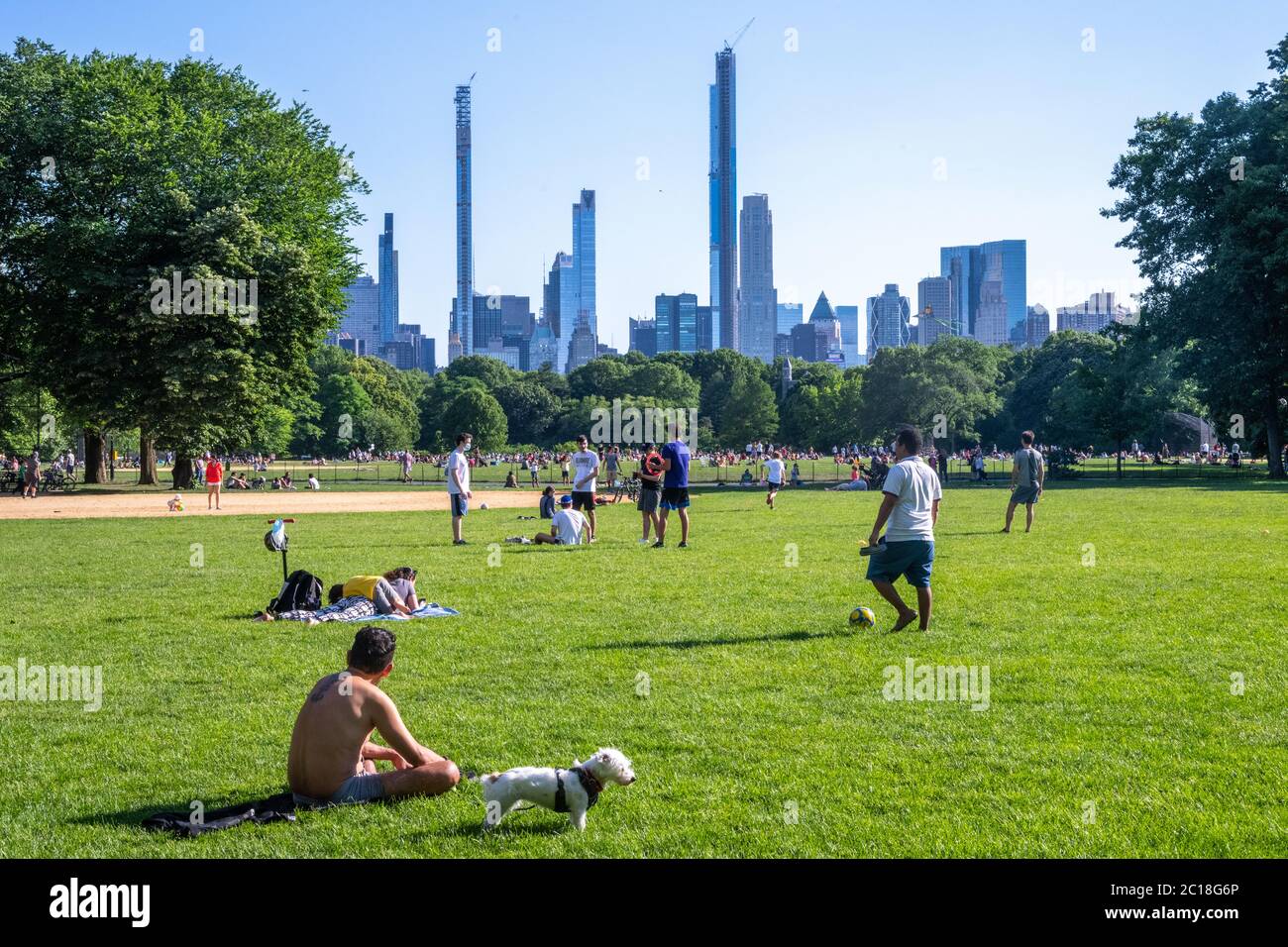 New York, USA. Juni 2020. Die Menschen genießen einen warmen Sonntag im Great Lawn des Central Parks, während die Stadt begann, die Einschränkungen durch den Ausbruch des Coronavirus zu entspannen. Quelle: Enrique Shore/Alamy Live News Stockfoto