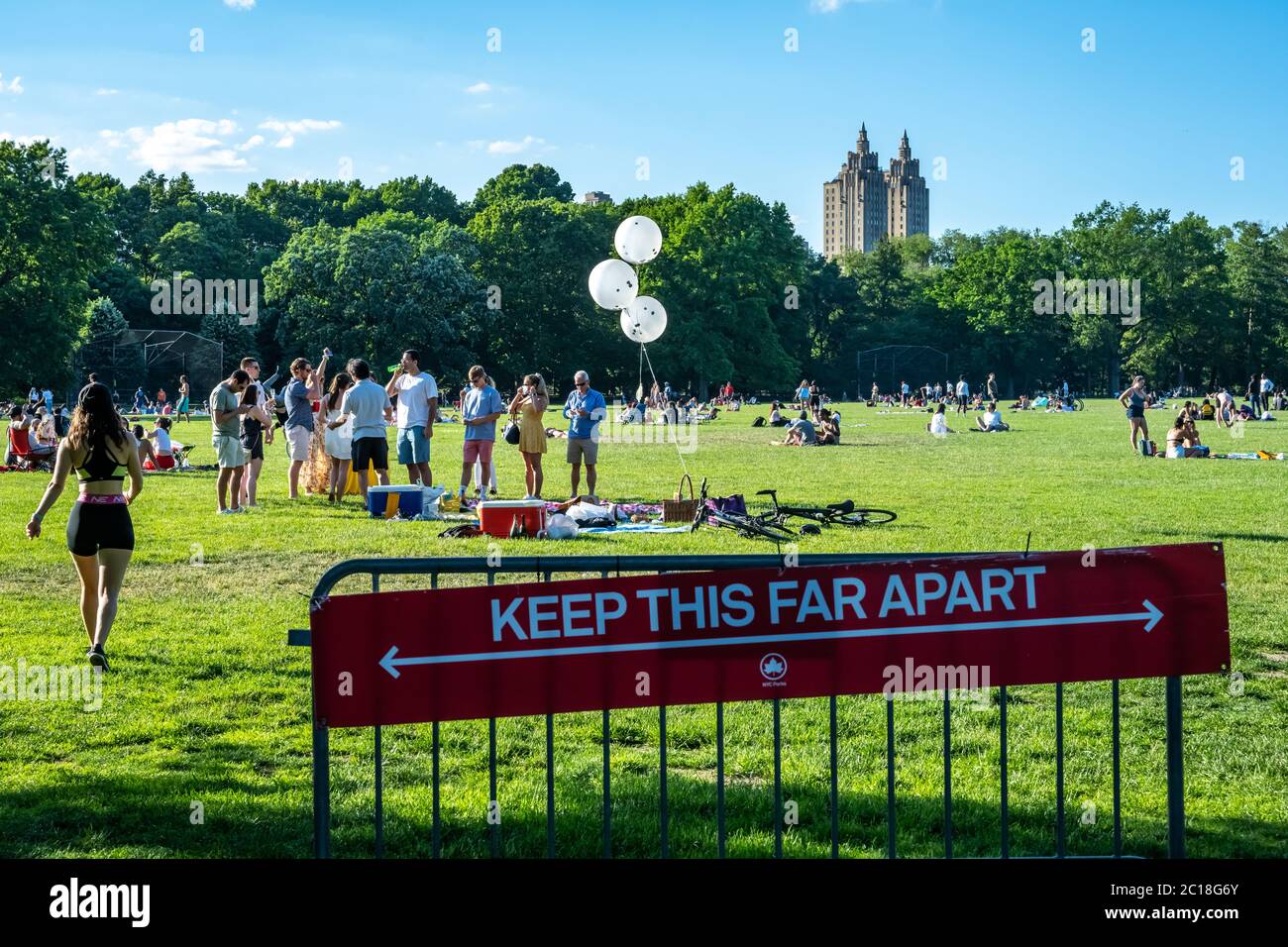 New York, USA. Juni 2020. Die Menschen genießen einen warmen Sonntag im Great Lawn des Central Parks, nicht immer die soziale Distanz beibehalten, als die Stadt begann, die Einschränkungen durch den Ausbruch des Coronavirus festgelegt zu entspannen. Quelle: Enrique Shore/Alamy Live News Stockfoto