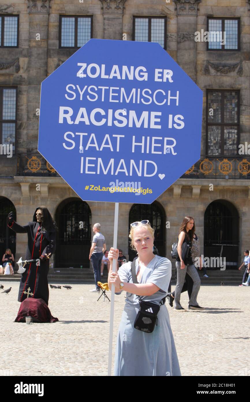 Ein Protestor hält ein Plakat mit dem Zeichen ‘solange systemischer Rassismus existiert, wird jemand hier stehen’ während Anti-Rassismus-Aktion vor dem Royal Stockfoto