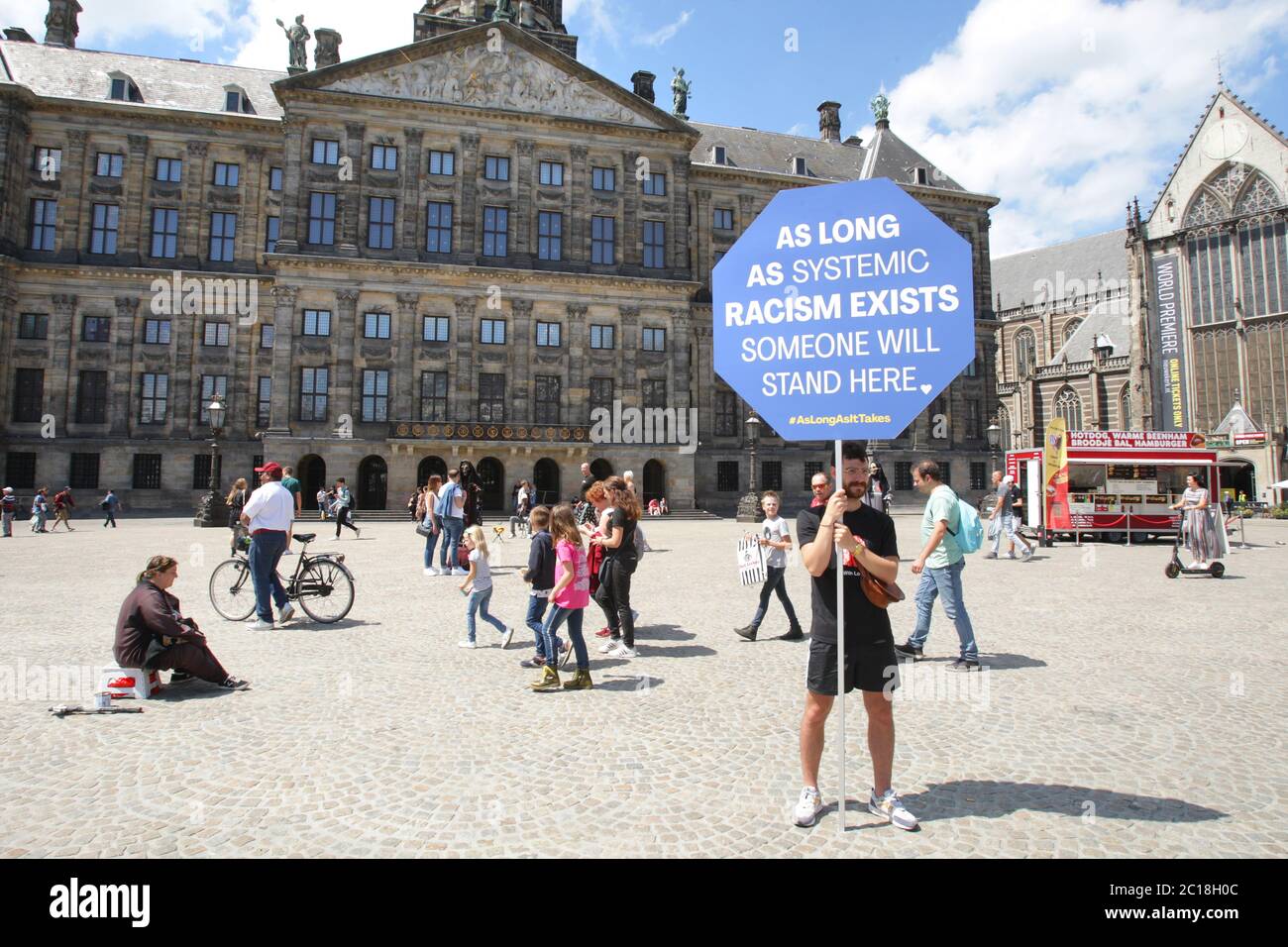 Ein Protestor hält ein Plakat mit dem Zeichen ‘solange systemischer Rassismus existiert, wird jemand hier stehen’ während Anti-Rassismus-Aktion vor dem Royal Stockfoto