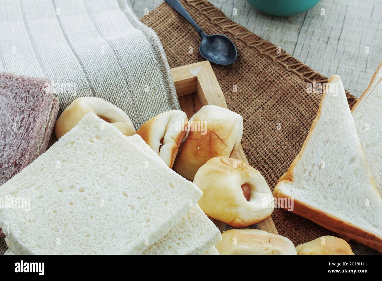 Viele Brote auf Tischdecken. Stockfoto