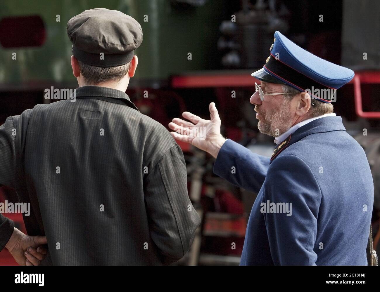 Zwei Mitarbeiter in den traditionellen Arbeitskleidung, Eisenbahnmuseum Bochum Dahlhausen, Deutschland, Europa Stockfoto