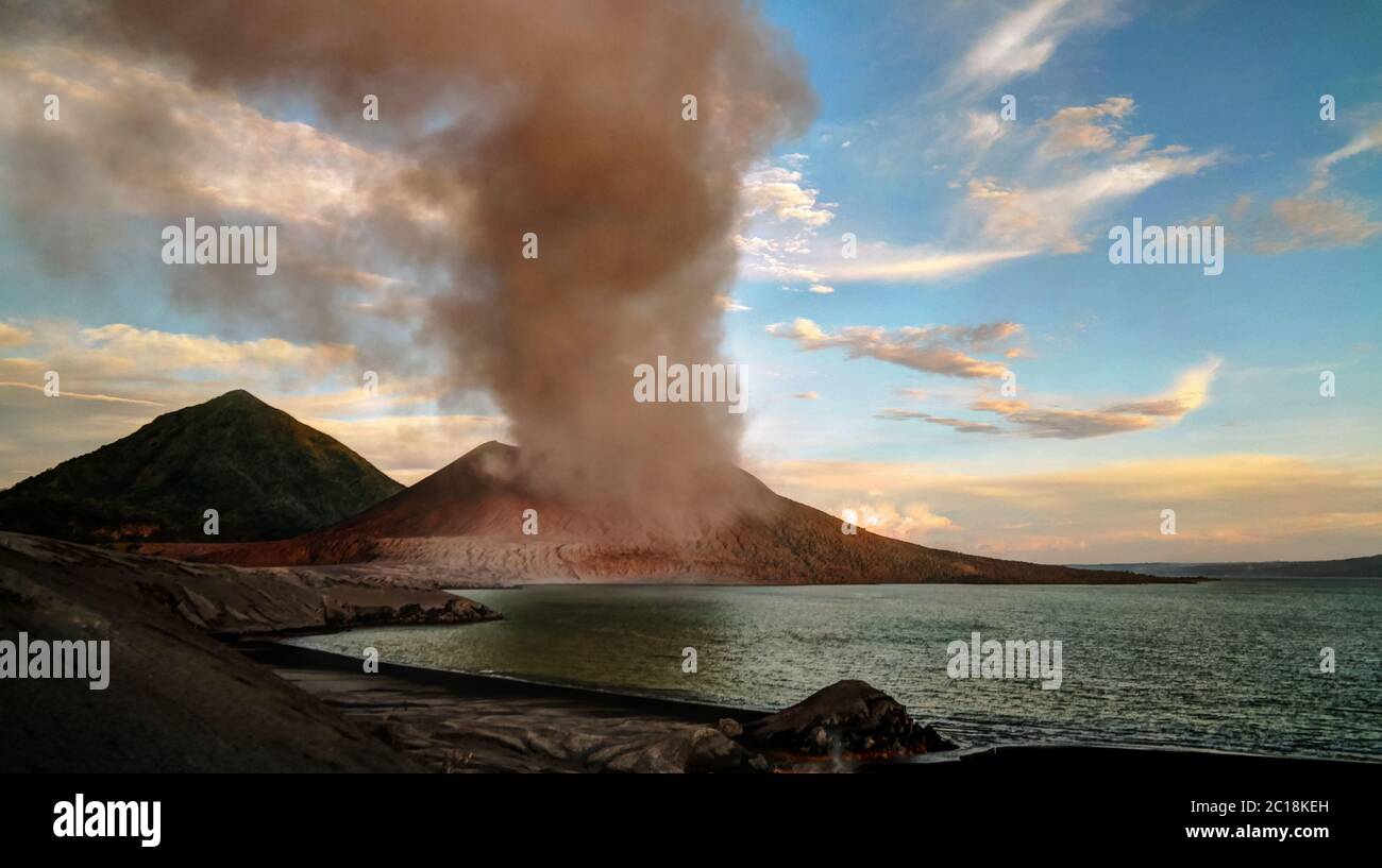 Ausbruch des Vulkans Tavurvur, Rabaul, Insel New Britain, PNG Stockfoto