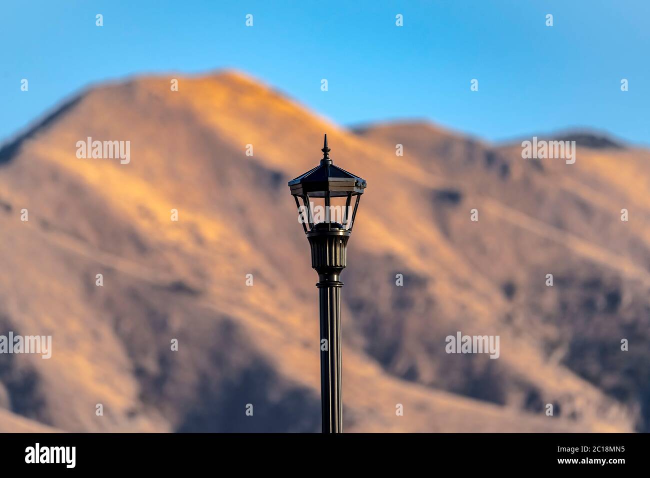Außen schwarze Retro-Straßenlampe aus Schmiedeeisen Stockfoto