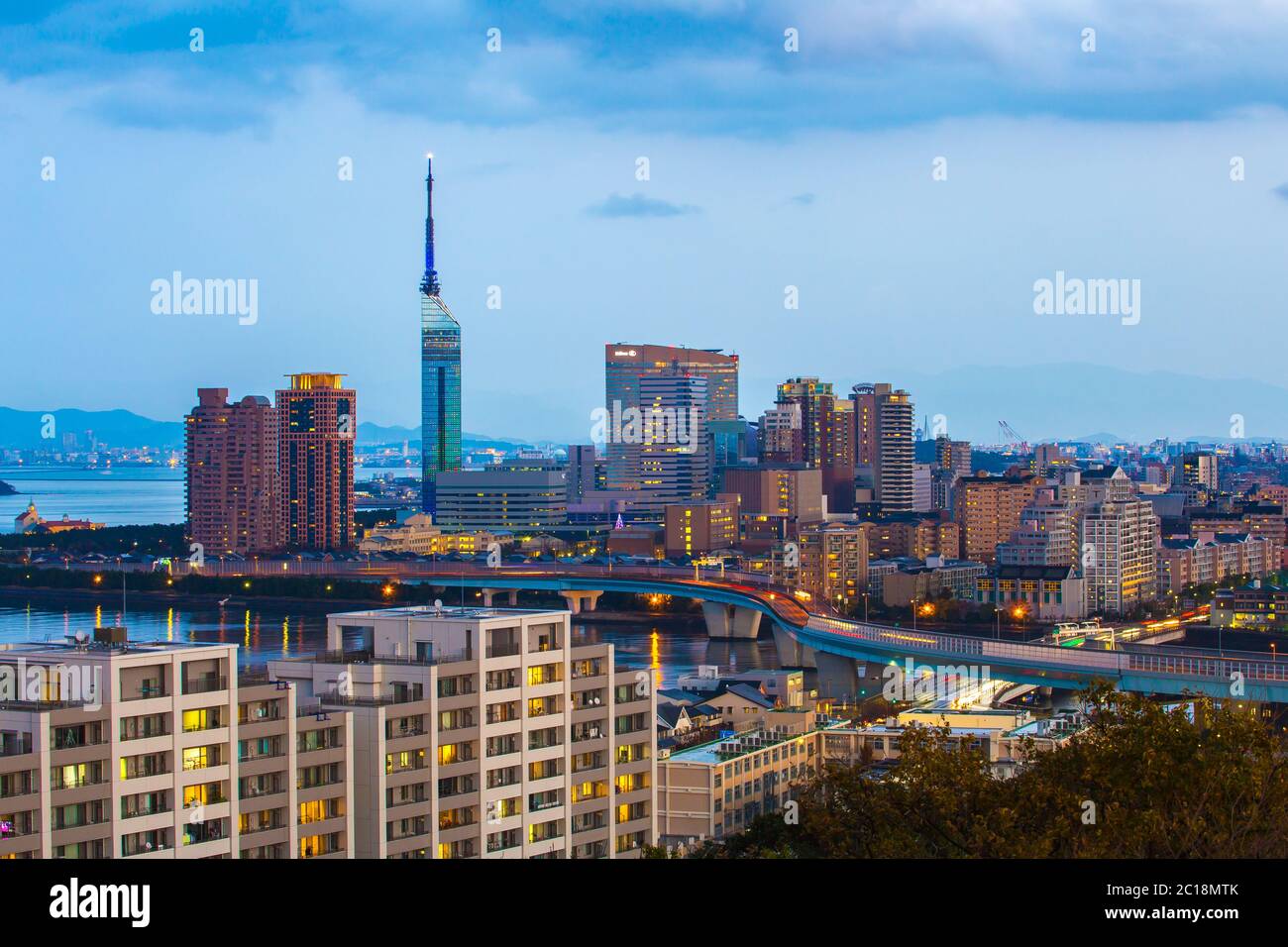 Skyline der Stadt Hakata bei Nacht in Fukuoka, Japan Stockfoto