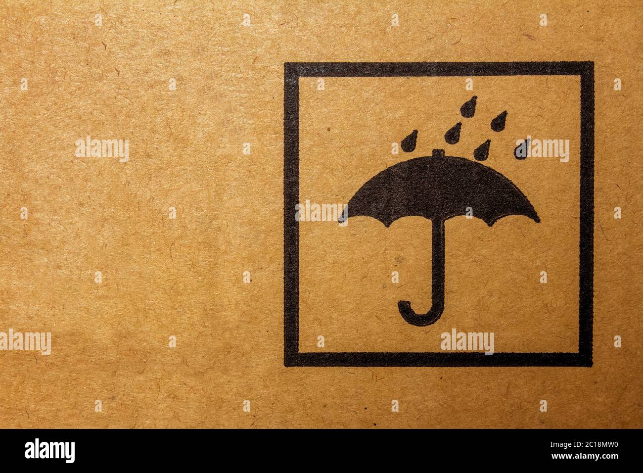 Verpackungszeichen in der Regel auf Frachtverpackungen gefunden. Es bedeutet, das Paket von Regen oder Feuchtigkeit fernzuhalten. Stockfoto