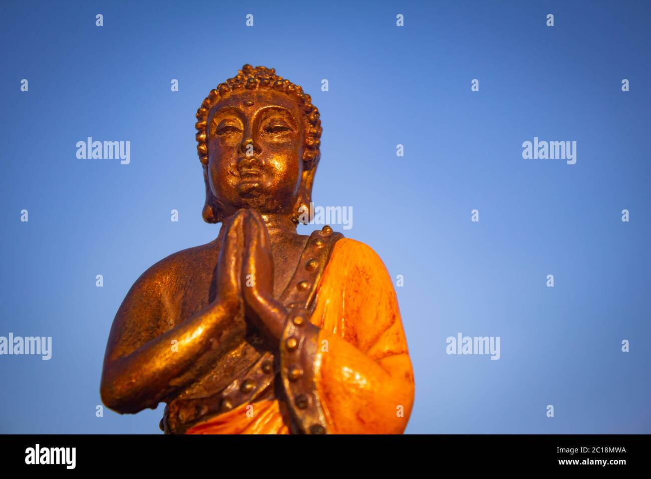 Nahaufnahme von Buddha vor blauem Himmel Hintergrund Stockfoto