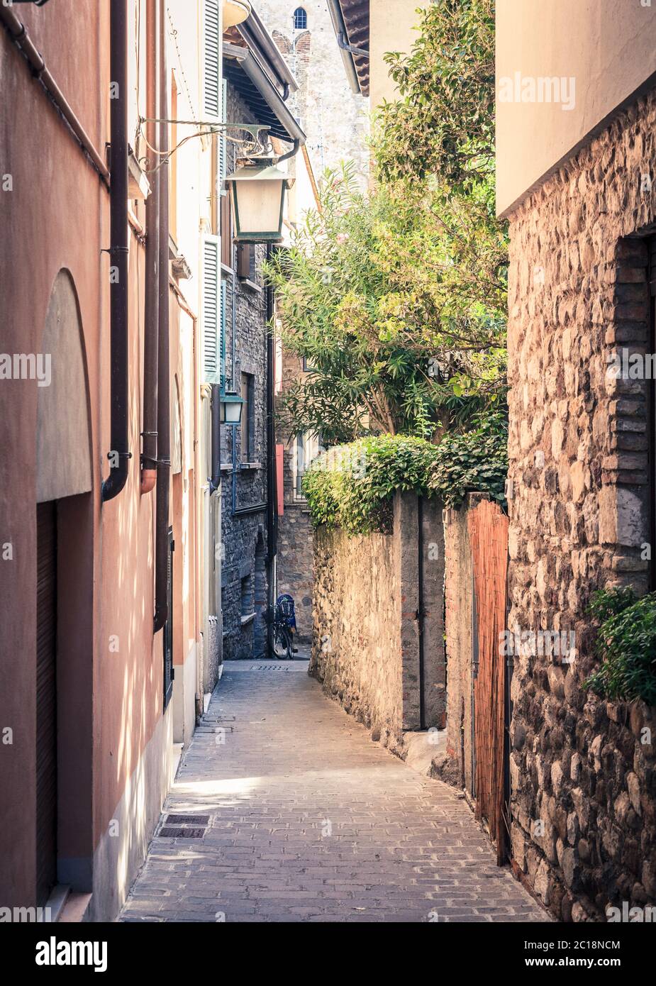 Eine alte Wohnstraße in der Stadt Sirmione in der Lombardei, Italien Stockfoto