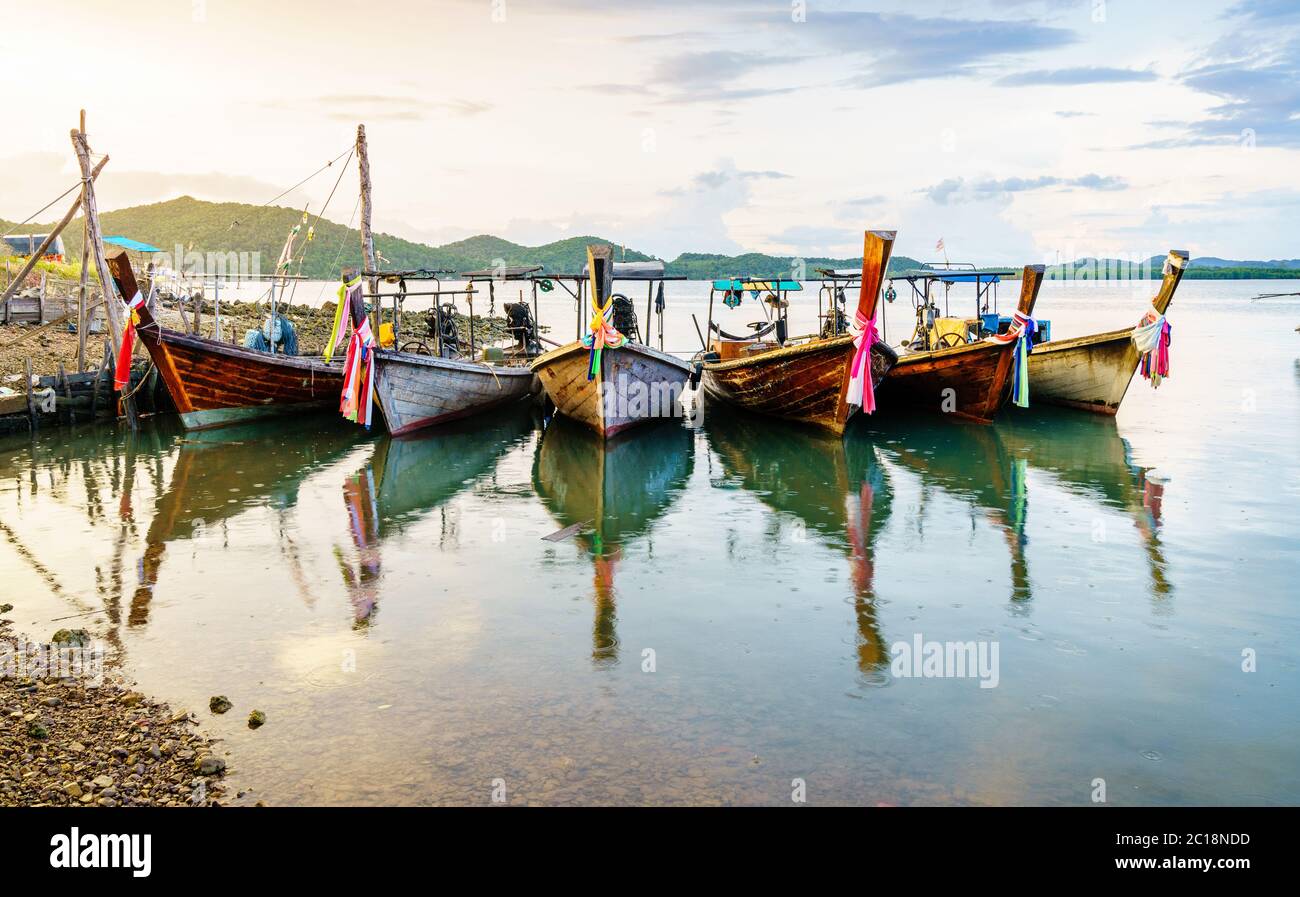 Traditionelle thailändische Langschwanz-Boote in einem Fischerdorf auf der Insel Ko Yao Yai Stockfoto