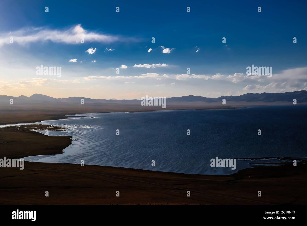 Panorama des Song Kul Sees bei Sonnenuntergang Kirgisistan Stockfoto