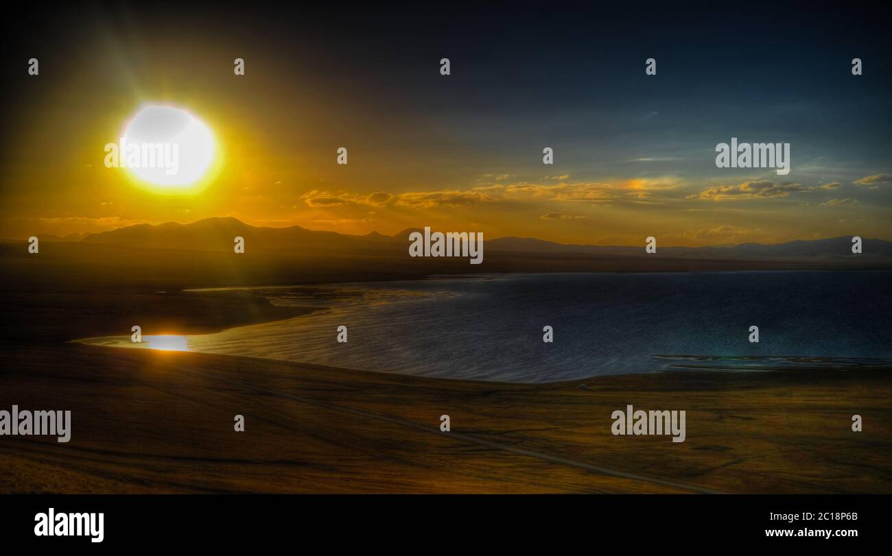 Panorama des Song Kul Sees bei Sonnenuntergang Kirgisistan Stockfoto