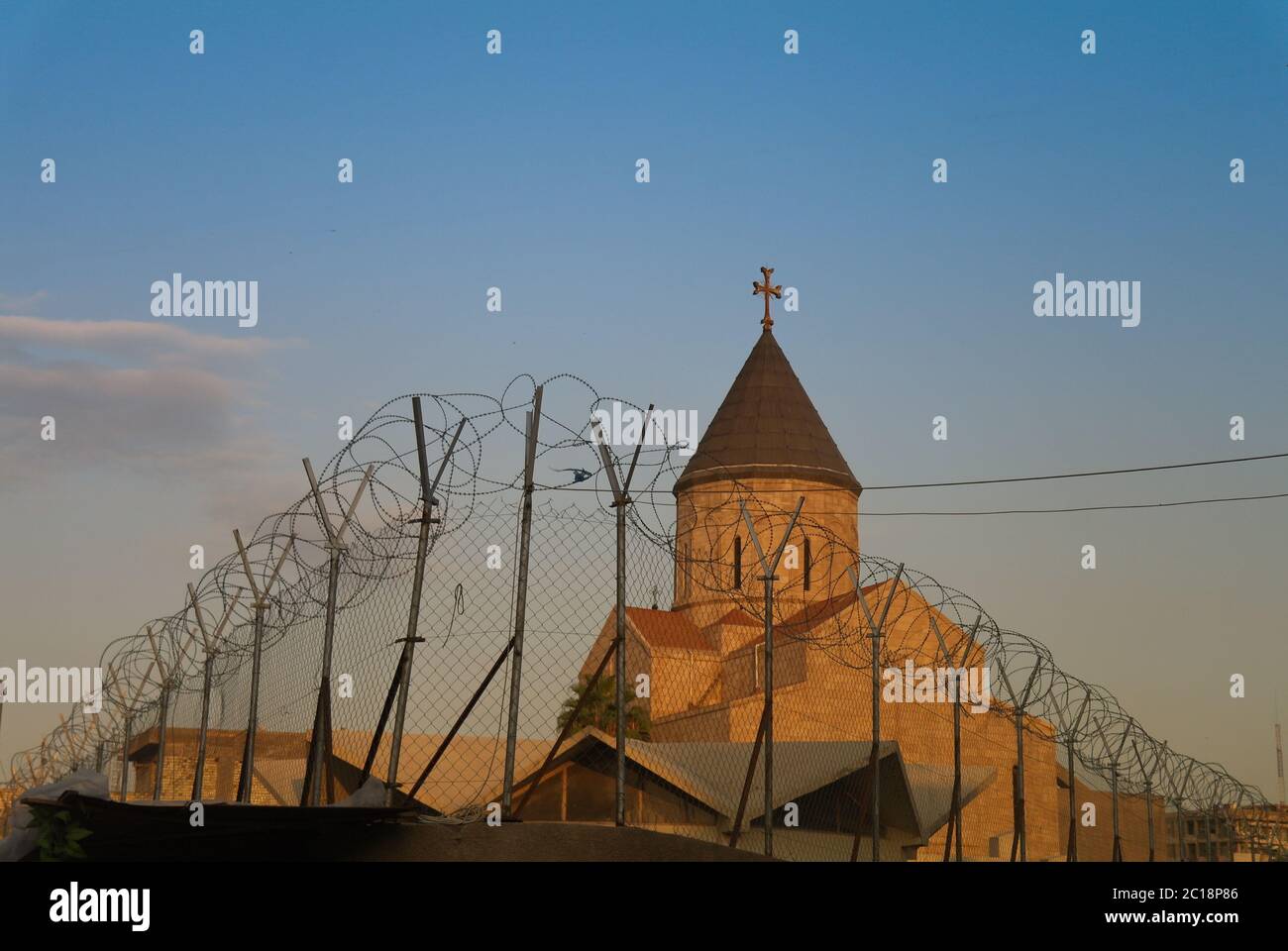 Armenische Kirche hinter Stacheldraht, Bagdad Irak Stockfoto