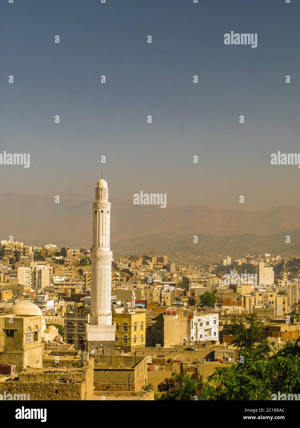 Blick auf die Altstadt von Taiz und die Muzaffariyya aka Modhafer Moschee, Jemen Stockfoto