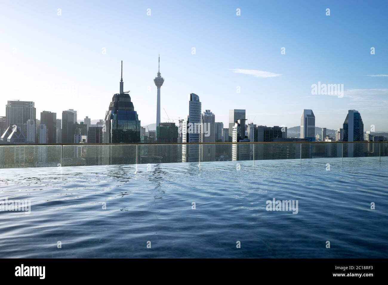 Außerhalb der Pool auf dem Dach mitten in der modernen Stadt Stockfoto