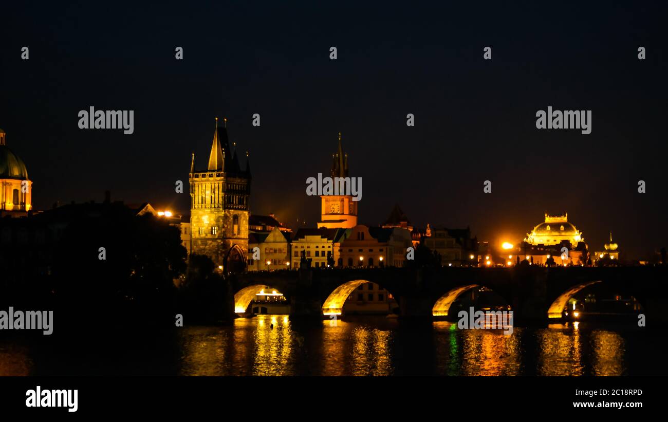 Nachtansicht der Burg und Karlsbrücke und Moldau, Prag, Tschechische Republik Stockfoto