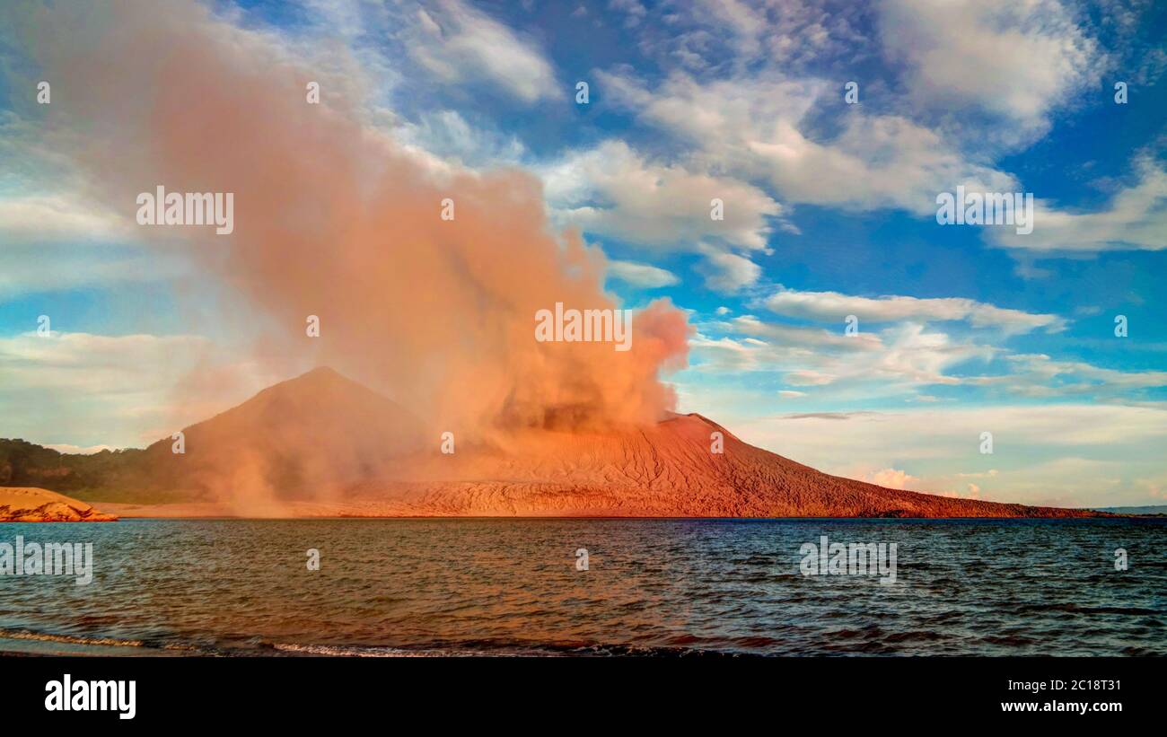 Ausbruch des Vulkans Tavurvur, Rabaul, Insel New Britain, PNG Stockfoto