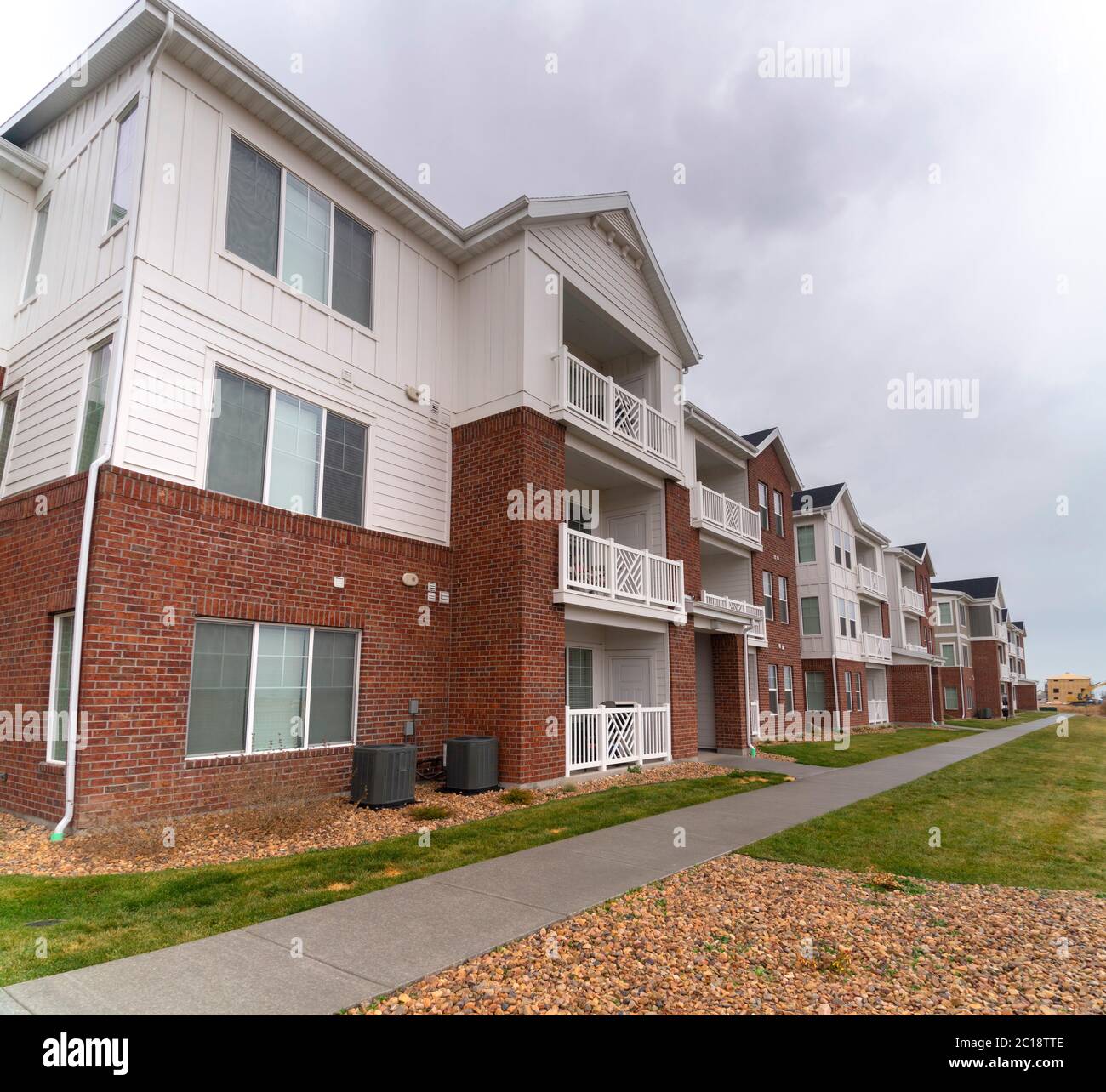 Zurückgehende Aussicht auf einen modernen Apartmentkomplex Stockfoto