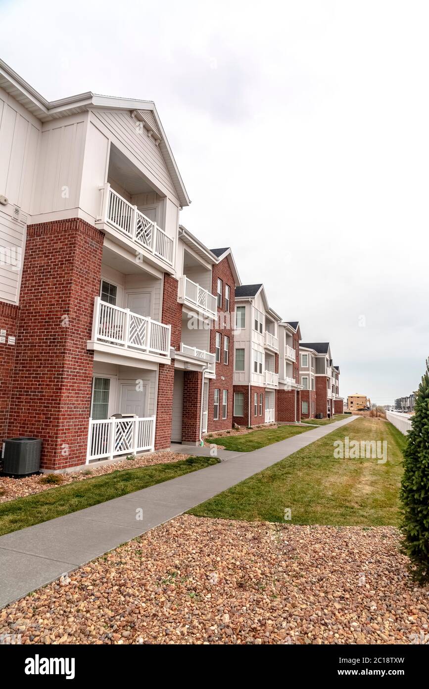 Zurückgehende Aussicht auf einen modernen Apartmentkomplex Stockfoto