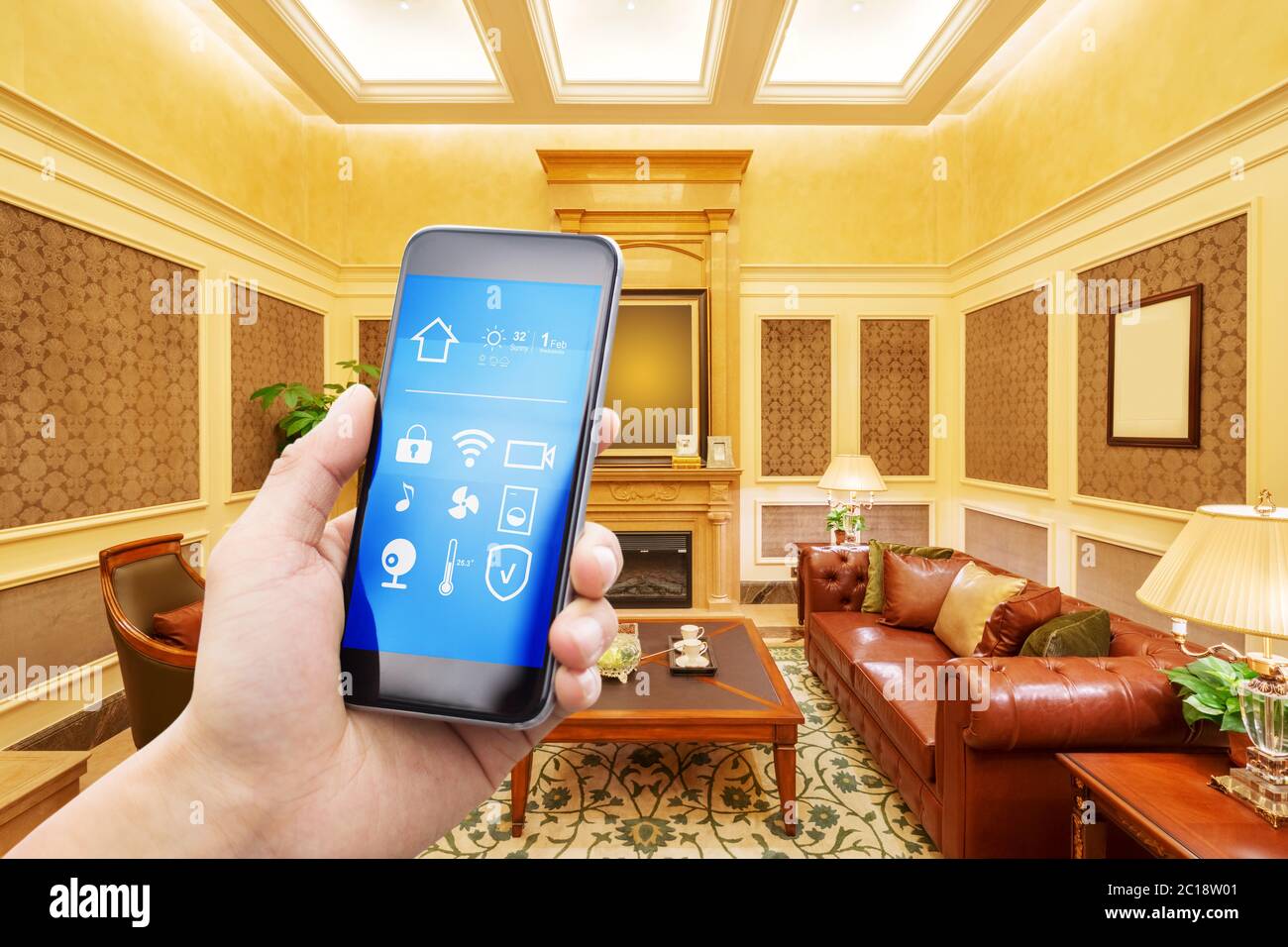 Mobiltelefon mit modernem Wohnzimmer Stockfoto