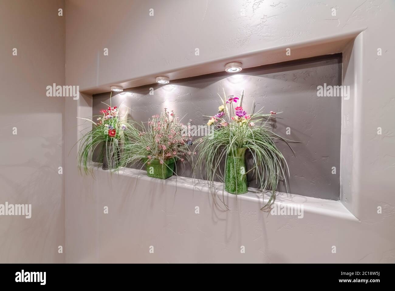 Blumenarrangements in einer vertieften Nische innen Stockfoto