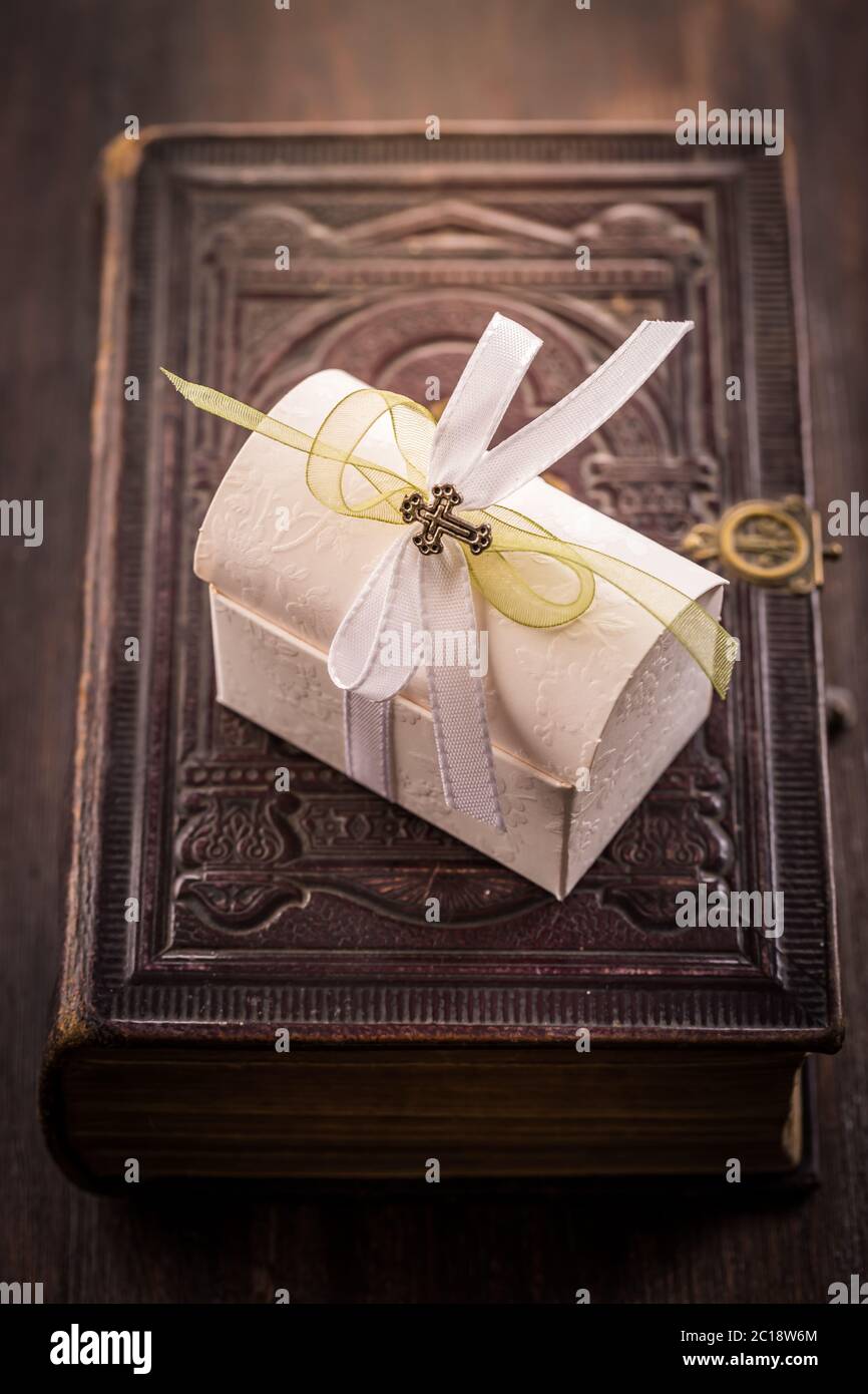Erste heilige Kommunion - Geschenk-Box auf alte bibel im Vintage-Stil Stockfoto