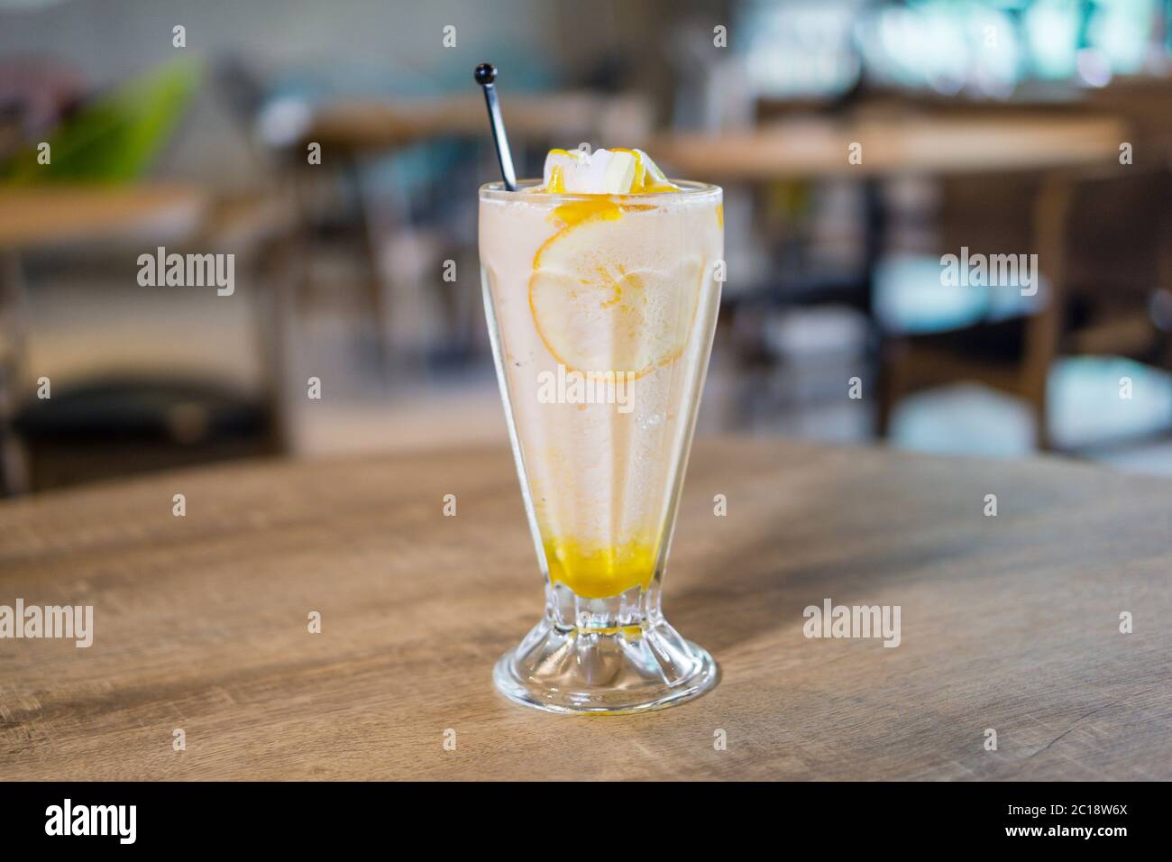 Mango Lassi oder Joghurt, indische beliebte Sommergetränk serviert in Glas, gekrönt mit Marshmallow. Stockfoto