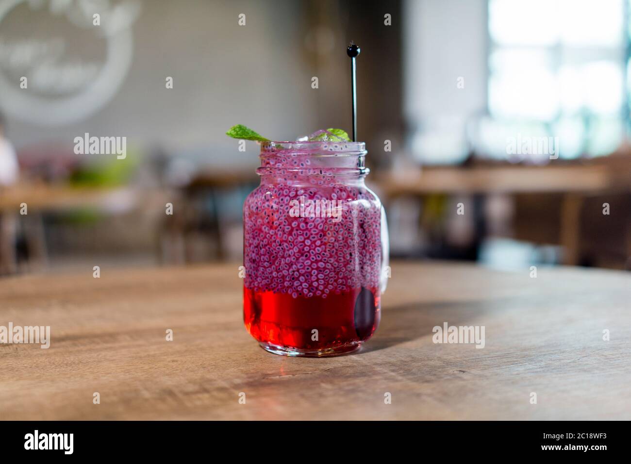 Rosensirup Wasser mit Selasih oder Basilikum Samen im Glas garnieren mit Minzen. Stockfoto