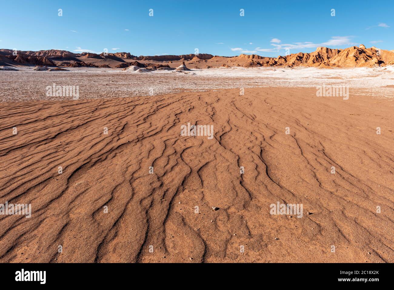 Eine trockene Flussbettslandschaft im trockenen Mondtal der trockensten Wüste der Erde, Atacama-Wüste, Chile. Stockfoto