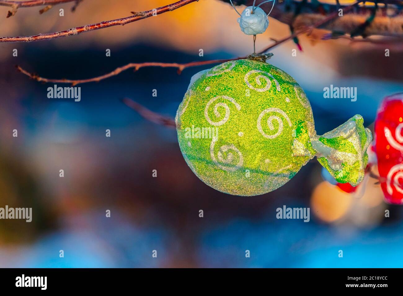 Bunte dekorative grüne Weihnachtskugel Tag Licht Stockfoto