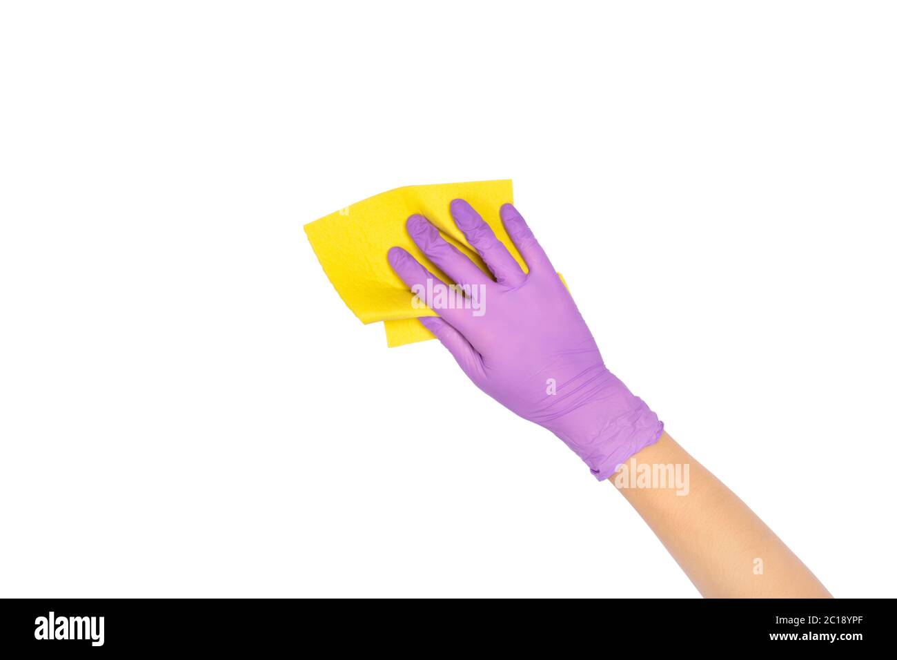Gelbes Mikrofasertuch zum Waschen von Geschirr in weiblicher Hand. Hand in einem Latex Einweghandschuh hält Microfaser Tuch isoliert auf weiß. Frauenhand g Stockfoto