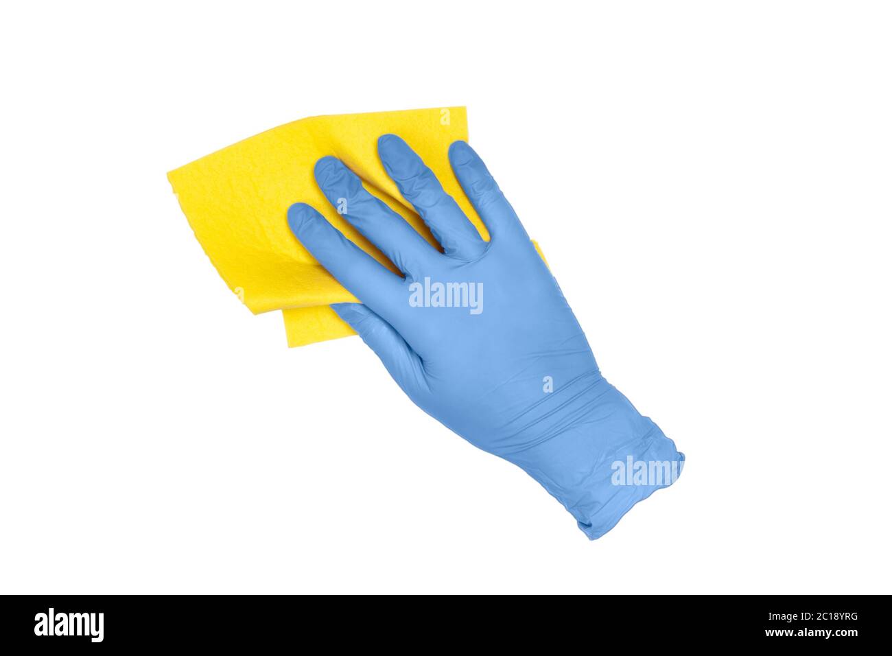 Gelbes Mikrofasertuch zum Waschen von Geschirr in weiblicher Hand. Latex Einweg blau Handschuh hält gelb Microfaser Tuch isoliert auf weiß. Handbewegung Stockfoto