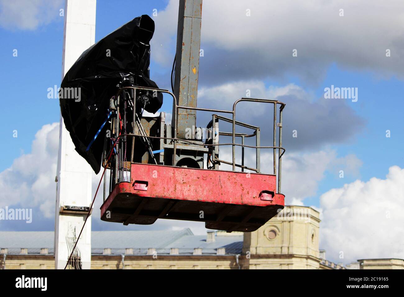 Die Filmkamera, mit einem schwarzen Paket bedeckt, steht auf der Wiege des Lifts, bevor der Film Gang genommen wird der Gatchina Pal Stockfoto