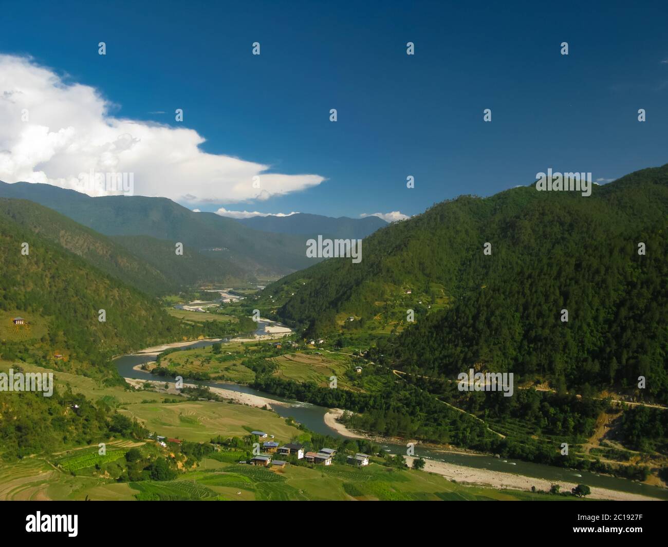 Blick auf den Fluss Mo Chhu und das Punakha-Wangdue Tal vom Khamsum Yulley Namgyal Tempel, Bhutan Stockfoto