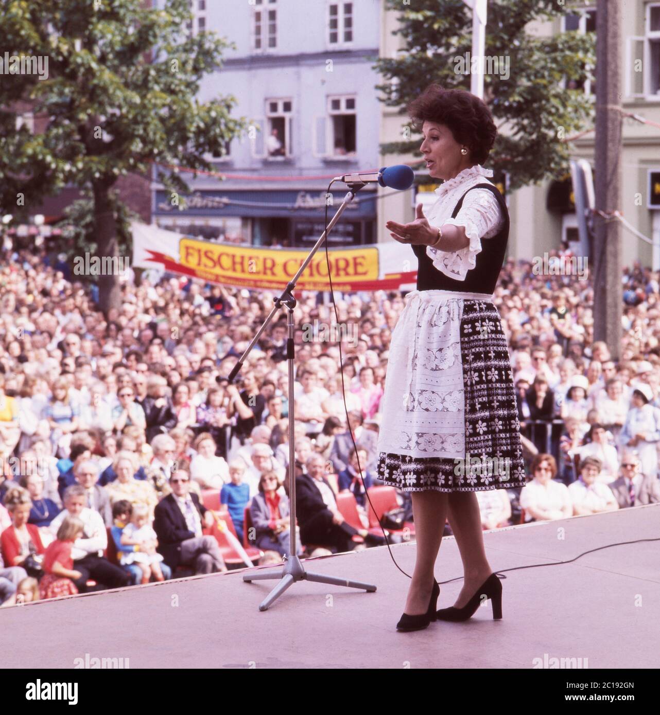 Lolita, österreichische Schlagersängerin, bei einem Auftritt auf der Bühne, Deutschland um 1983. Österreichische Schlagersängerin Lolita spielt live auf der Bühne, Deutschland um 1983. Stockfoto