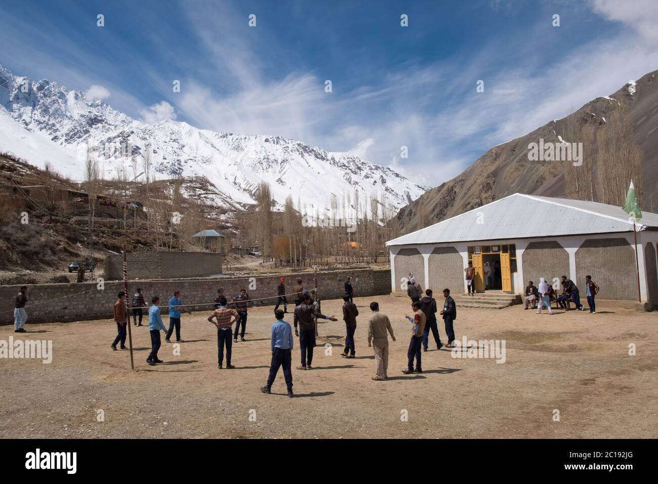 Studenten spielen Volleyball und Cricket während ihrer Pause in einem College in Gupis Valley in Gilgit Baltistan. Stockfoto